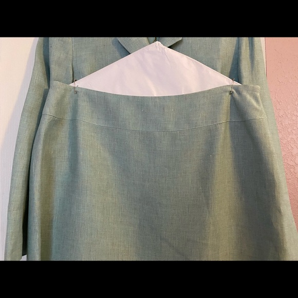 Spring suit - Picture 3 of 5